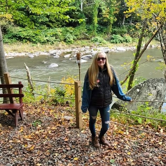 Meet your Posher, Sierra - Picture 2 of 2